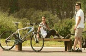 pareja en bicicleta