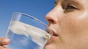 Beber agua natural