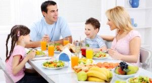 Familia comiendo saludable