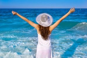 Mujer con sombrero en el mar